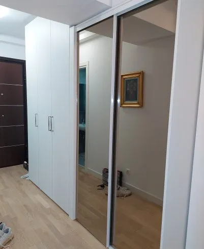 Mobilier Baie Personalizat: Design Modern și Soluții Inteligente pentru Depozitare